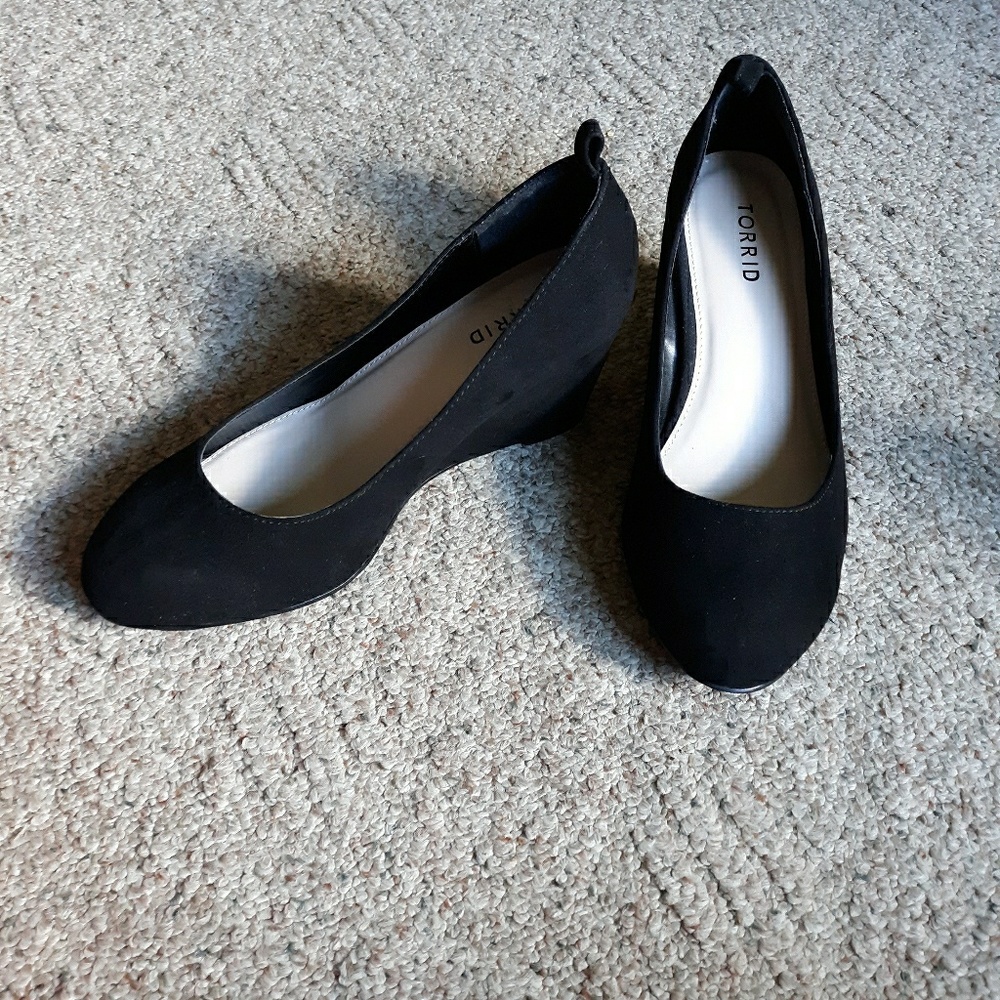 TORRID wedge faux suede shoes 9.5M